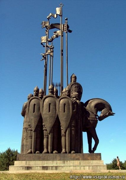 Памятник Александру Невскому и его дружине