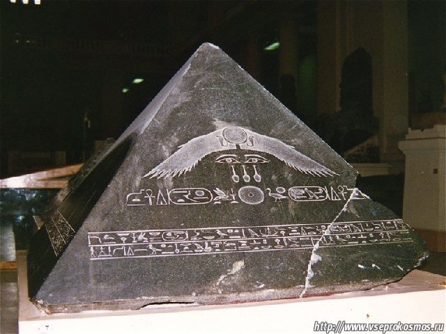 Пирамидион, устанавливающийся на вершину пирамиды