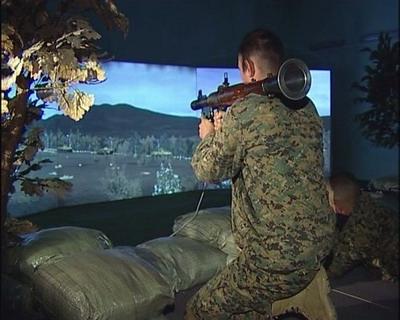 Солдат тренируется на симуляторе