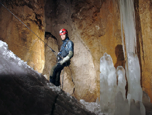 Снежный конус в пещере